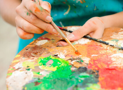 How Art Therapy Boosts Creativity and Self-Expression in Neurodivergent Students